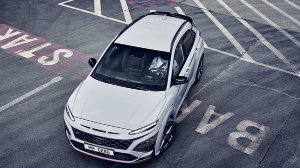 The Hyundai Kona N comes with a slight revisions of the dimensions, being 4.21 meters long, 1.8 meters wide and 1.56 meters high, with the wheelbase measuring 2.6. meters.