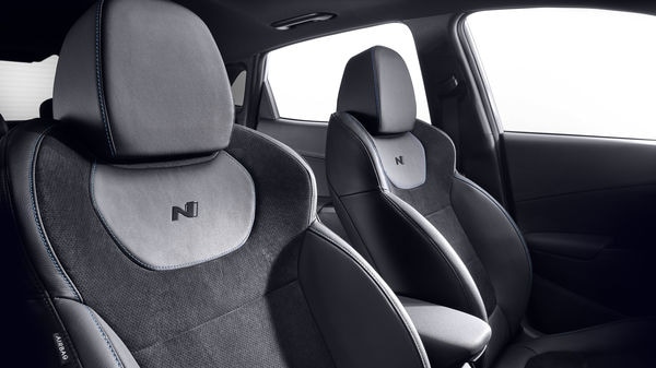 The interior of the Hyundai Kona N is also highlighted by sportiness with wraparound sports seats, embellished with the N logo on the backrest and Performance Blue contrast stitching.
