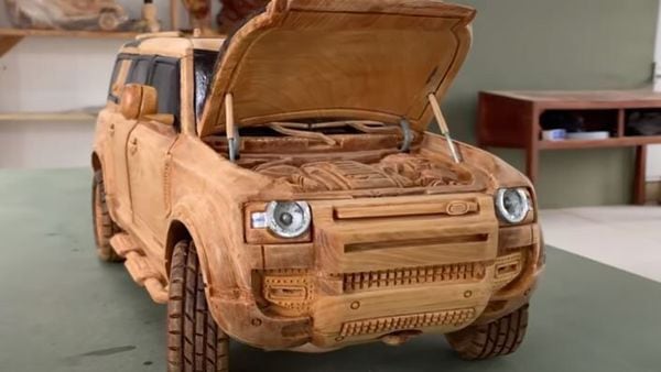 Adam, 2021 Land Rover Defender 110 X’ten tek bir ahşap parçası kesiyor