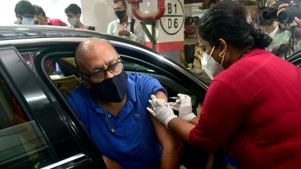 To reduce rush at other centres, a drive-in vaccination centre has been set up in Mumbai's Dadar where people can get their jabs without getting out of their vehicles. (Anshuman Poyrekar/HT PHOTO)