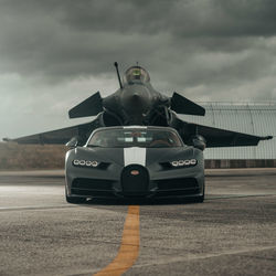 This Bugatti Chiron Sport took on the Dassault Rafale fighter jet in a drag race recently.