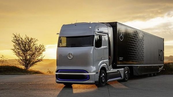 Daimler is planning to sell hydrogen-fueled long-haul trucks by 2027 that will be cheaper to buy and operate than diesel-powered trucks. (Image: Daimler)