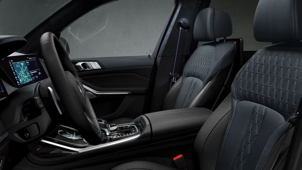 The interior of the SUV matches with the dark look outside. It has full leather upholstery in night blue/black two-tone with contrasting seams.