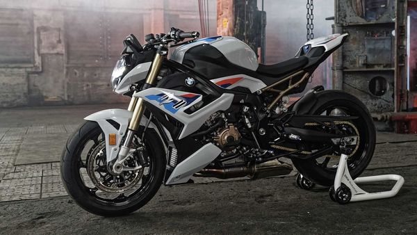 BMW Motorrad India rides in 2021 S1000R naked superbike at ₹17.90 lakh