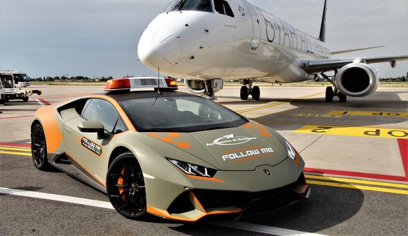 La Lamborghini Huracán EVO è diventata un’auto che mi segue all’aeroporto italiano di Bologna