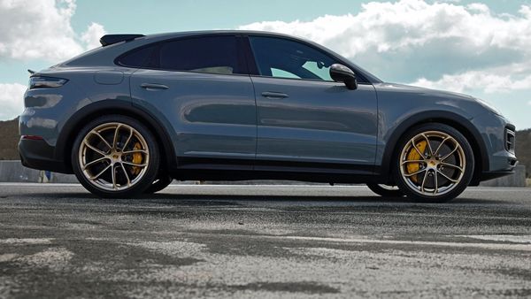 The Porsche Cayenne Turbo GT's sporty stance is reinforced by the front bumper with a striking spoiler and larger side air intakes, the carbon roof, the black wheel arch flares, the GT Design wheels, among others.
