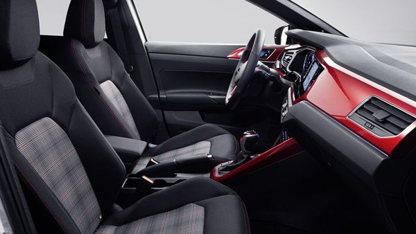 The dash is displayed in Kings Red Glossy, complemented by numerous matt chrome accents. Front and rear head airbags, ambient lighting, air conditioning, height-adjustable front seats, power windows, leather-finished handbrake and shift paddles behind the leather sports steering wheel are also included as standard equipment. The dash is displayed in Kings Red Glossy, complemented by numerous matt chrome accents. Front and rear head airbags, ambient lighting, air conditioning, height-adjustable front seats, power windows, leather-finished handbrake and shift paddles behind the leather sports steering wheel are also included as standard equipment.