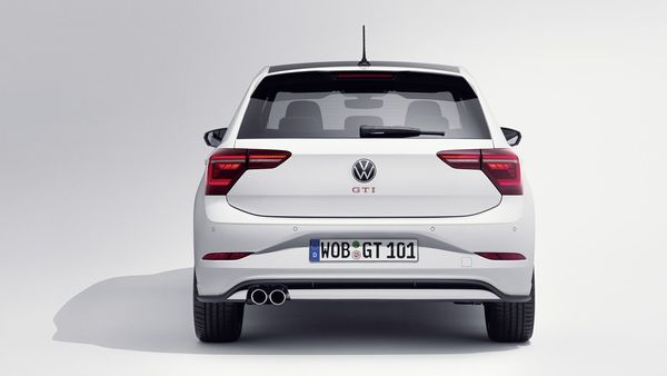 The most striking visual change is found at the rear, with redesigned LED taillights with animated brake light and dynamic turn signals. The most striking visual change is found at the rear, with redesigned LED taillights with animated brake light and dynamic turn signals.