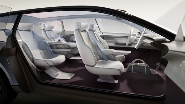 The base of future Volvo cars will be completely flat, just like the concept car unveiled, to accommodate the batteries and extend the wheelbase, resulting in more space on the inside. The base of future Volvo cars will be completely flat, just like the concept car unveiled, to accommodate the batteries and extend the wheelbase, resulting in more space on the inside.