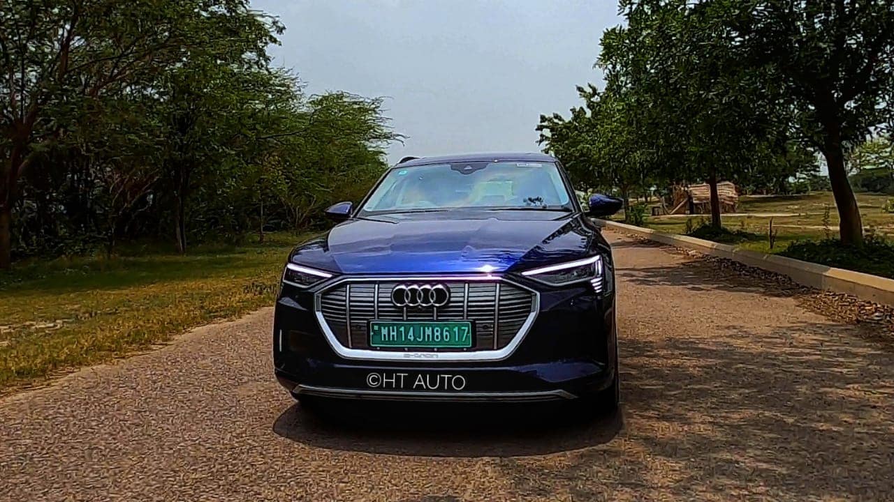 The grille and the green registration plate immediately signal that this here is an Audi EV even if the face of the car does resemble that of some of its ICE siblings. (HT Auto/Sabyasachi Dasgupta)