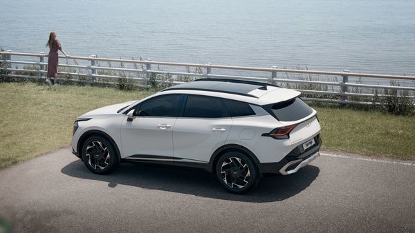 Kia Sportage will have a 1.6-litre TGDI powertrain that has 177 hp and 265 Nm of torque. For the ones who want a more powerful drive experience, there is an R2.0-liter diesel engine that can generate 183 hp and 416 Nm of torque. The 1.6-litre TGDI engine is mated to a 7-speed dual-clutch automatic transmission (7DCT) and a six-speed manual transmission, whereas the R2.0-litre diesel is paired to an extensively re-engineered 8-speed automatic transmission.
