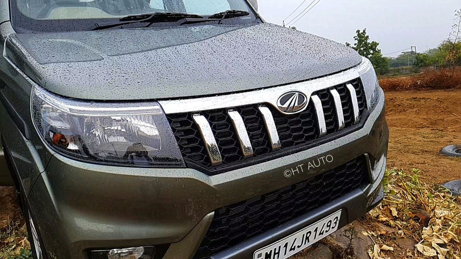 Bending headlights with DRLs and a strong grills design help Mahindra Bolero Neo get a macho face.