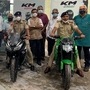 Goa Police personnel pose with the KM3000 and KM4000 electric bikes from Kabira Mobility.