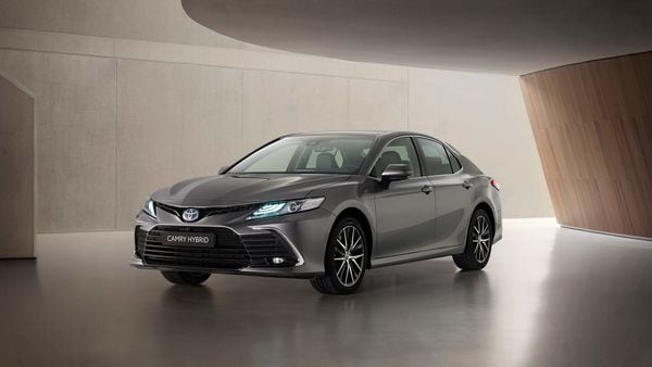 The Camry Hybrid is equipped with a 2.5-litre four-cylinder petrol engine and an electric motor with a maximum power of 215 hp.