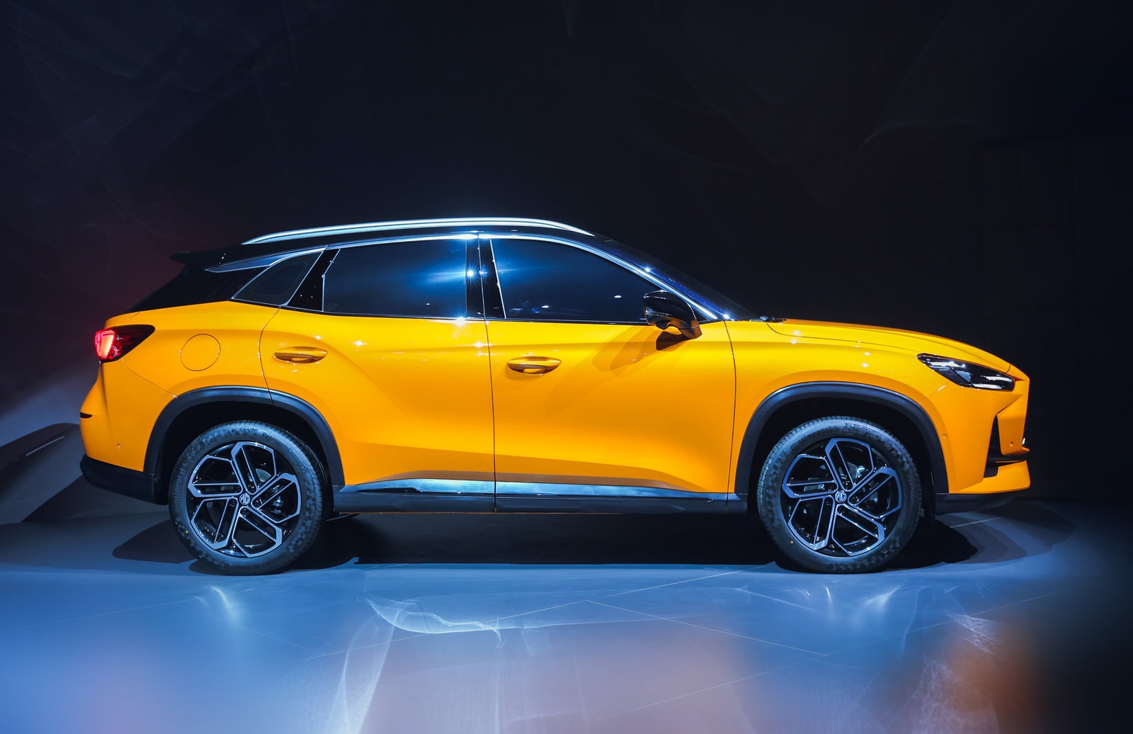 The side profile of MG One SUV.