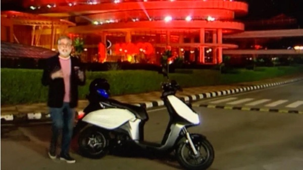 Pawan Munjal Showcases Hero Motocorp S Upcoming Electric Scooter