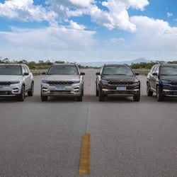 Jeep Commander is offered with a 1.3-liter turbo Firefly petrol engine, generating 185 hp and 270 Nm of torque. There is also a 2.0 Multijet Turbo diesel engine, capable of 170 hp and 380 Nm of peak torque. Engines are mated to either 6-speed or 9-speed automatic gearboxes.