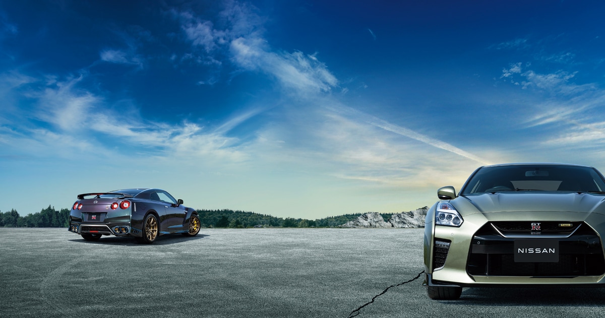 2022 Nissan GT-R is seen here in its two exclusive colour options. 