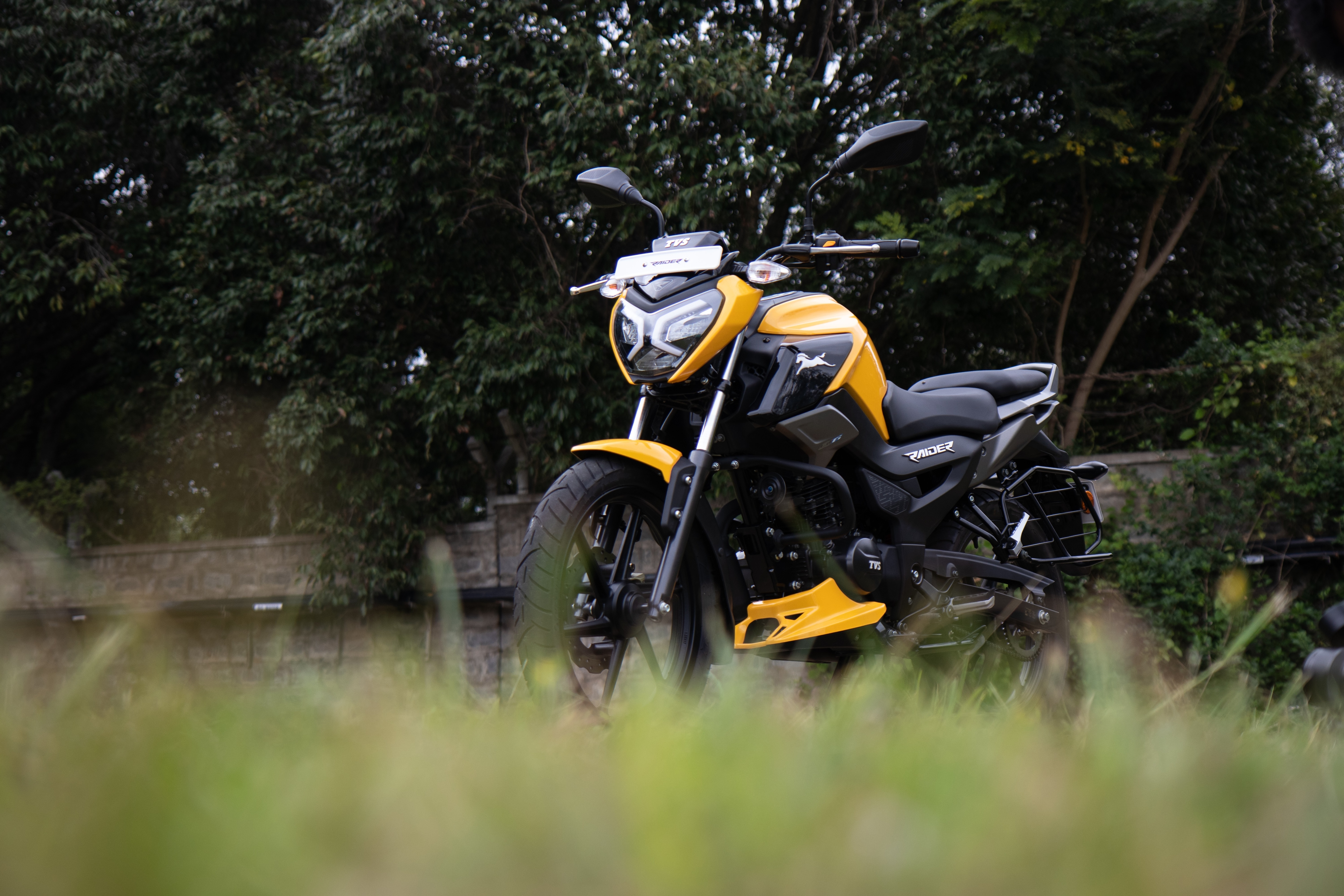 The TVS Raider gets fairly sporty exteriors which are surely on an aggressive side. The TVS Raider gets fairly sporty exteriors which are surely on an aggressive side.
