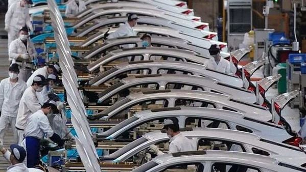 Honda employees work on a production line. (File photo) (REUTERS)