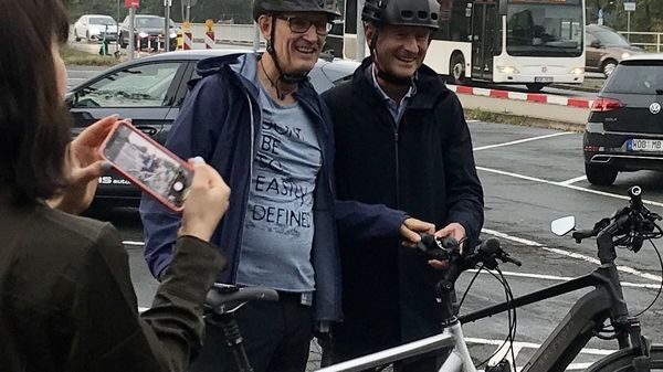 Volkswagen CEO Herbert Diess seen with a bicycle. (Image source: @LeonidLezner/Twitter)