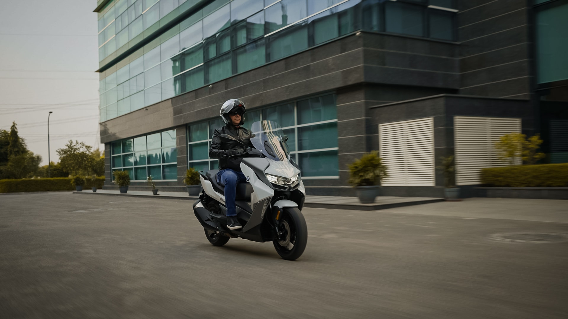 BMW C 400 GT has enhanced handling and directional stability at high speeds and the robustness required for day-to-day use. BMW C 400 GT has enhanced handling and directional stability at high speeds and the robustness required for day-to-day use.