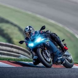At the heart of the Ninja ZX-10R continues to sit the same 636cc, inline-four cylinder engine that is capable of producing 128.2bhp of maximum power.