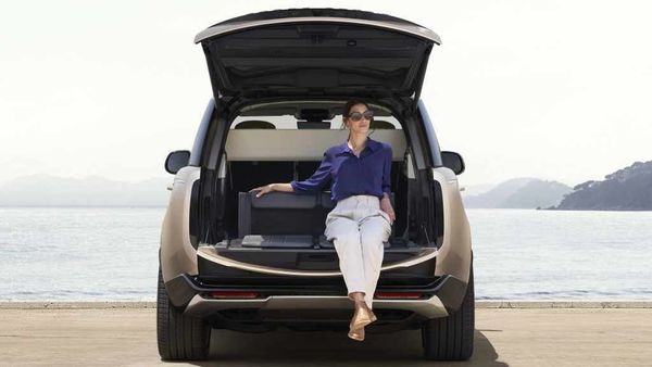 Range Rover 2022 juga menawarkan lantai pemuatan yang dapat diubah menjadi semacam tempat berkemah mewah, lengkap dengan bantal, sandaran, dan speaker.