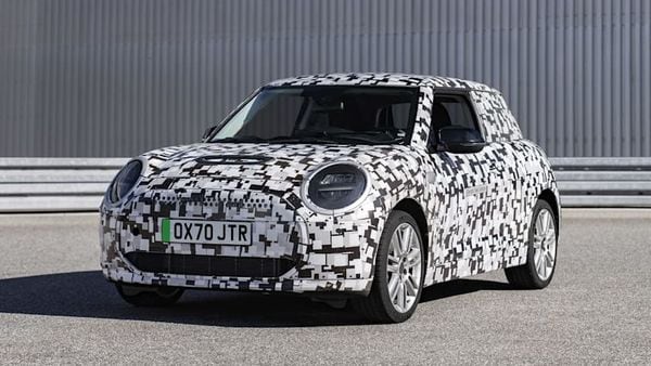 The 2023 Mini Cooper comes continuing with the iconic design elements of the automaker.