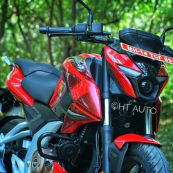 The Pulsar 250 has been given a full LED lighting package including reversed LED boomerang-shaped DRLs, front LED projector headlamps and LED taillights as well.