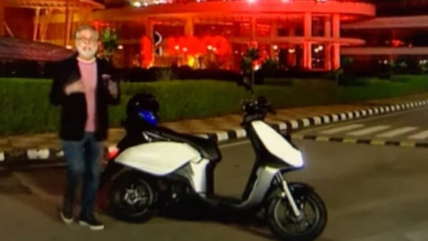 Pawan Munjal, Chairman of Hero MotoCorp, was seen standing next to the new electric scooter, which will be launched soon for the Indian market.