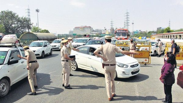 File photo of traffic police issuing fine to violators used for representational purpose only. (HT_PRINT) File photo of traffic police issuing fine to violators used for representational purpose only. (HT_PRINT)