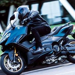 Yamaha has rolled out the updated TMax scooter for the international markets. The new scooter has been introduced as the 2022 model and comes fitted with a range of new tech and features.