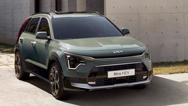 Kia Niro debuts as hybrid, plug-in hybrid and fully electric SUV with bold looks.