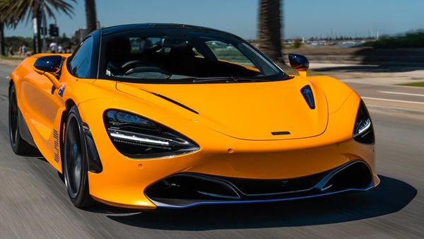 The side sills of the supercar have the inscription of Ricciardo’s signature.