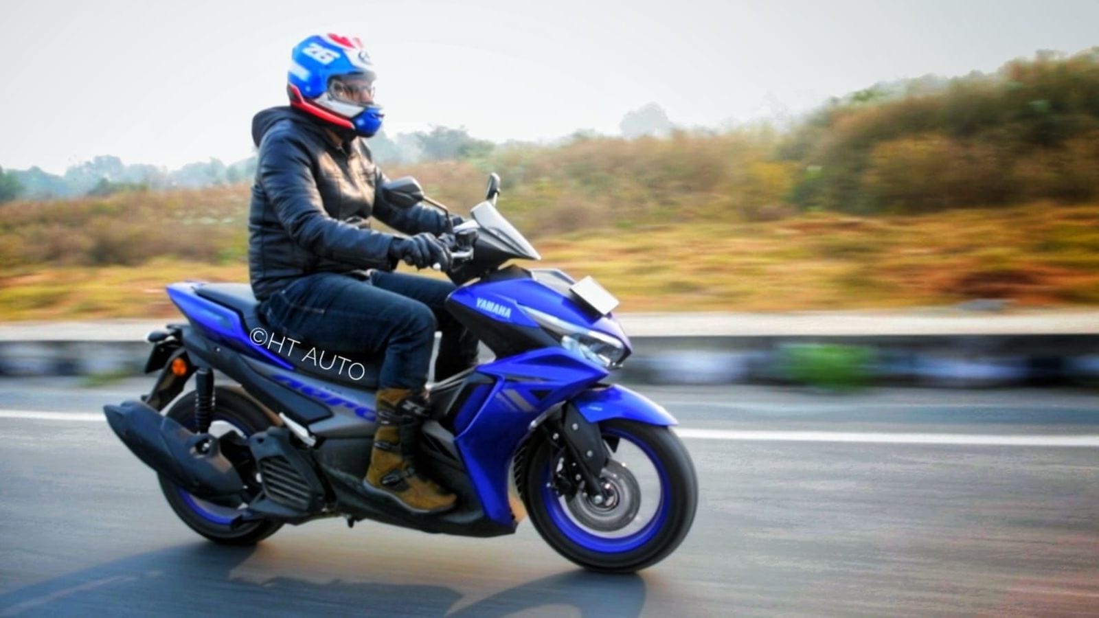 2022 Yamaha Aerox 155 specifications and pictures