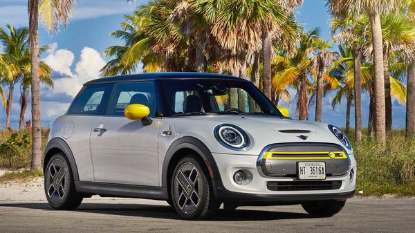 The Mini Cooper SE looks almost identical to its ICE sibling.