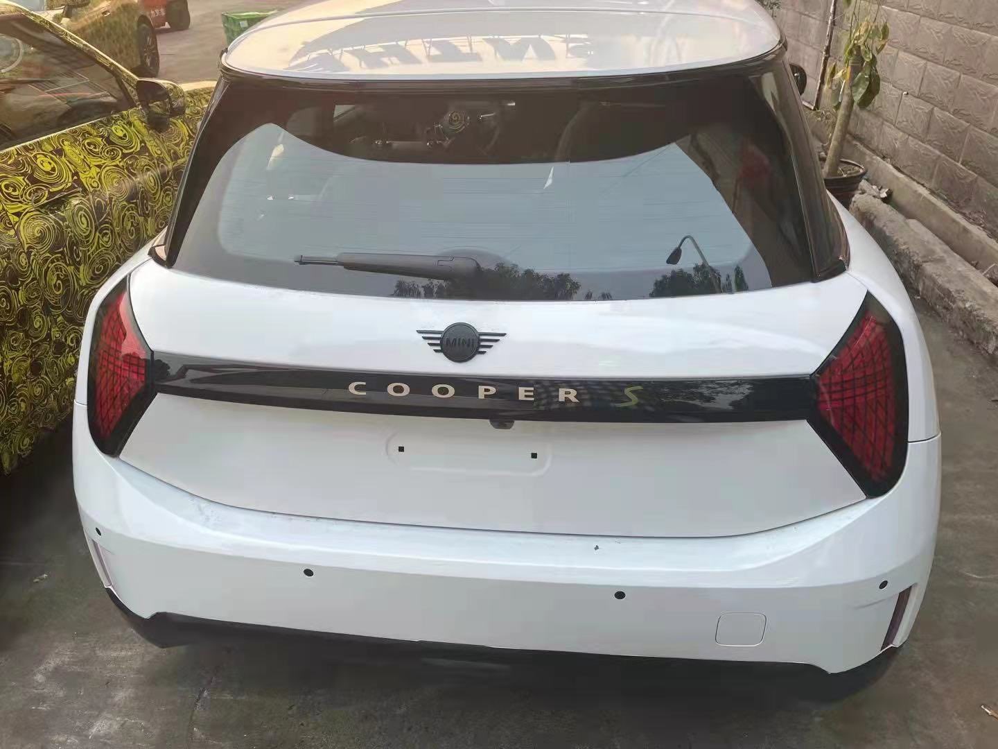 There is no visible tailpipe of the new Mini Cooper S and a very limited amount of air intake on the front end, suggesting that it is going to be an electric or perhaps a hybrid model. (Source: Twitter/ Greg Kable) There is no visible tailpipe of the new Mini Cooper S and a very limited amount of air intake on the front end, suggesting that it is going to be an electric or perhaps a hybrid model. (Source: Twitter/ Greg Kable)