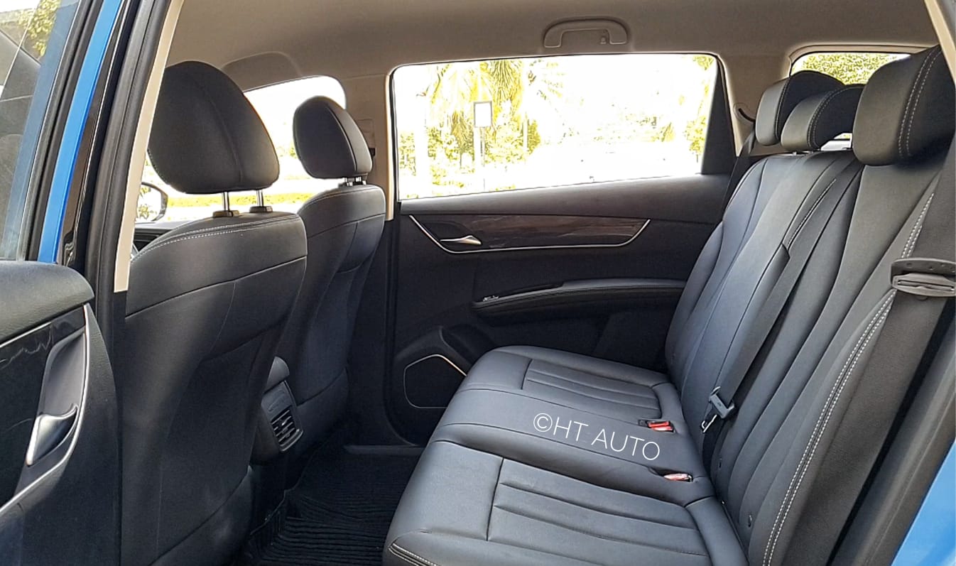 Thanks to the long wheelbase, BYD has been able to carve out massive legroom for the second row in e6. Thanks to the long wheelbase, BYD has been able to carve out massive legroom for the second row in e6.