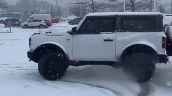 Owner of a brand new Ford Bronco decides to perform donuts on the dealer's snow-covered parking lot. (BRONCO 6th Gen/Facebook)