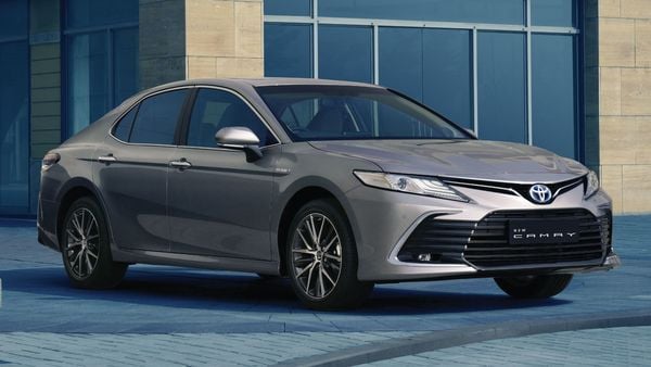Toyota Camry now also comes with a new exterior colour - Metal Stream Metallic, alongwith Platinum White Pearl, Silver Metallic, Graphite Metallic, Red Mica, Attitude Black, and Burning Black.