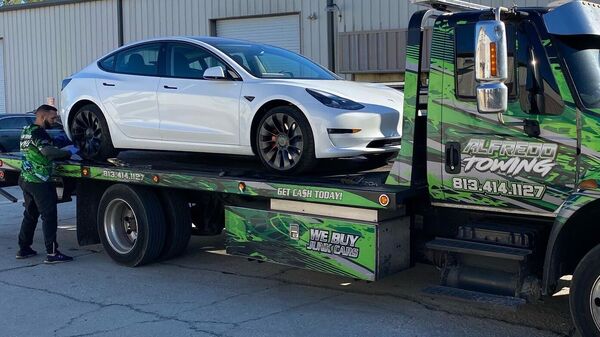 Tesla Model 3 being towed to service centre. (@aprildawn78/Twitter)