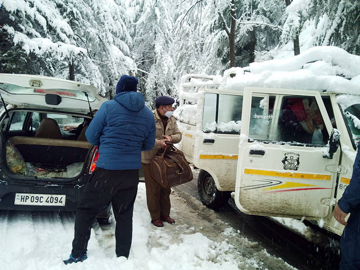 Cold wave conditions in several parts of north India have once again thrown everyday life out of gear. Fresh snowfall in Himachal Pradesh, for instance, blocked several key roads on Sunday - January 23. Cold wave conditions in several parts of north India have once again thrown everyday life out of gear. Fresh snowfall in Himachal Pradesh, for instance, blocked several key roads on Sunday - January 23.