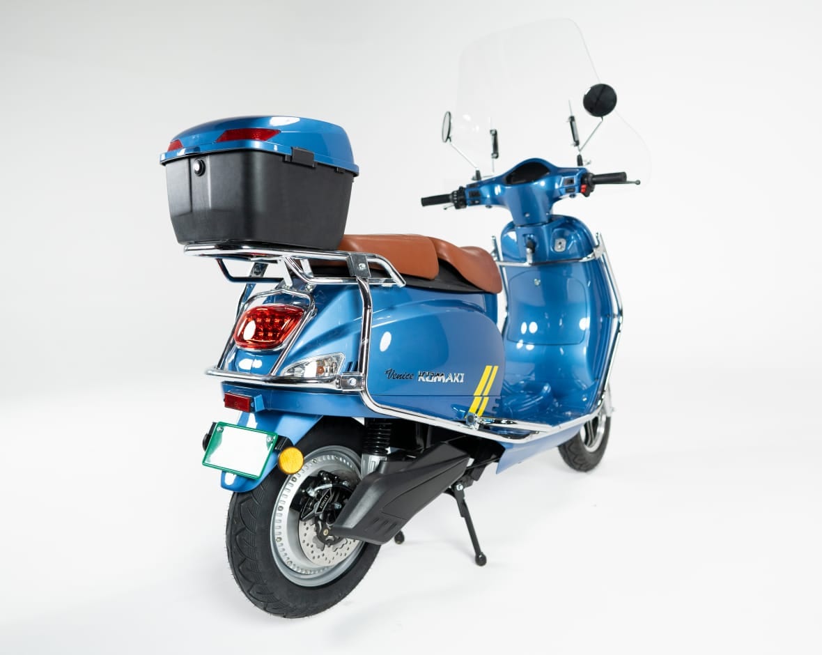 Komaki Venice comes with factory-fitted accessories such as an additional rear storage box and aluminium body guards.