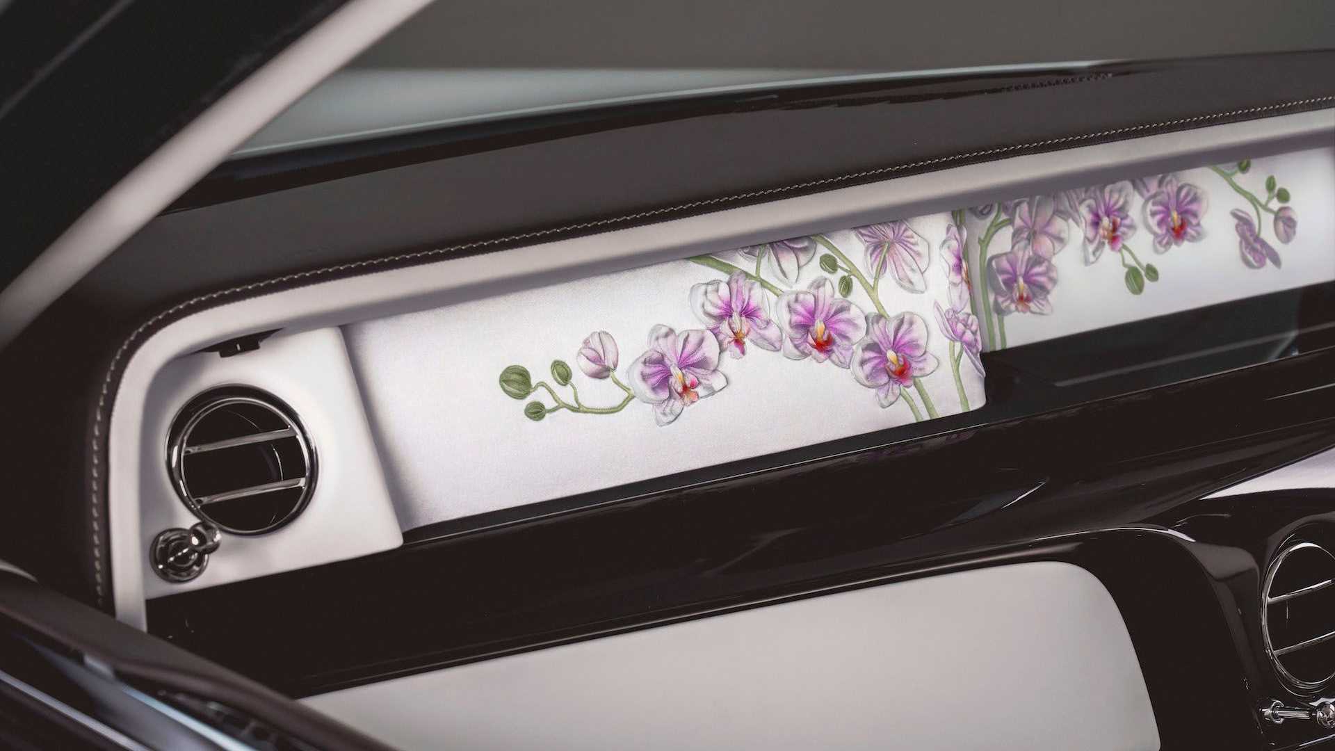 Rolls-Royce Phantom Orchid carries distinctive styling inside the cabin on various parts including dashboard, door trims, door sills etc. Rolls-Royce Phantom Orchid carries distinctive styling inside the cabin on various parts including dashboard, door trims, door sills etc.