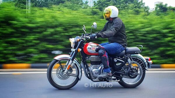 Royal enfield classic online 150 on road price