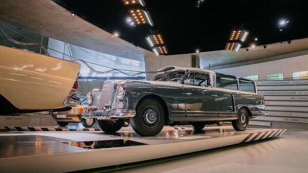 This converted model was successfully used as a rolling measurement laboratory (Mercedes-Benz)