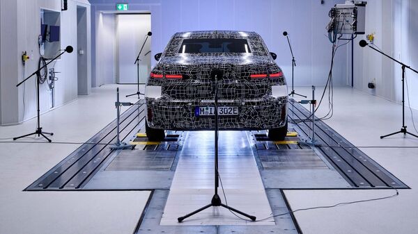 BMW uses a new acoustic simulator that enables the noise emitted in day-to-day traffic to be simulated under laboratory conditions. 