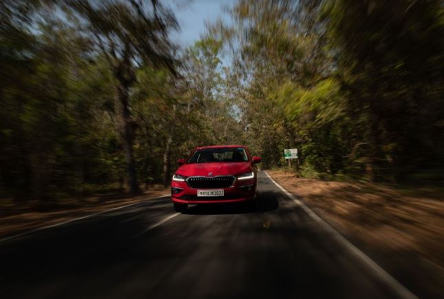 Skoda Slaviaలో రెండు ఇంజిన్‌ ఆప్షన్లు ఉన్నాయి. 1.0 లీటర్‌ టీఎస్‌ఐ, 1.5 లీటర్‌ మోటార్‌ ఇంజిన్‌ ఆప్షన్లతో వస్తోంది. డీజిల్‌ ఇంజిన్‌ అందుబాటులో లేదు. అయితే మాన్యువల్‌, ఏటీ, డీఎస్‌జీ ట్రాన్స్‌మిషన్లలో ఏదైనా ఎంచుకోవచ్చు.