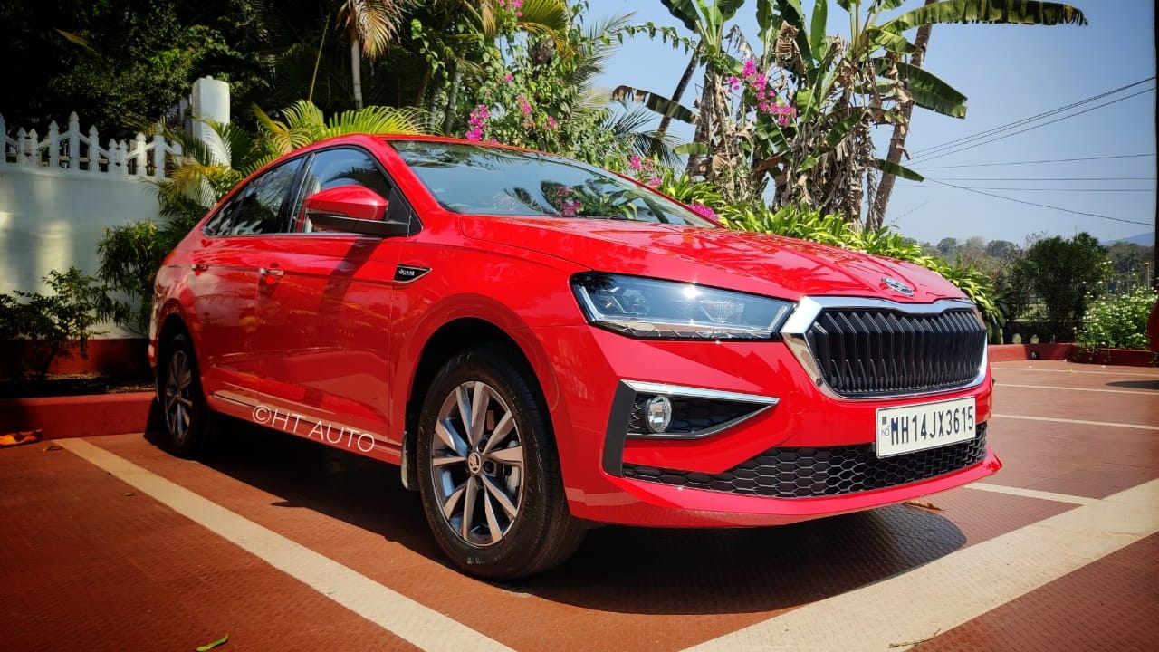 Skoda Slavia ఐదు రంగుల్లో వస్తోంది. బ్రిలియెంట్‌ సిల్వర్‌, కార్బన్‌ స్టీల్‌, క్రిస్టల్‌ బ్లూ, టోర్నడో రెడ్‌, క్యాండీ వైట్‌ రంగుల్లో ఈ కారు వస్తోంది.